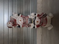 3 sneeuwmannen op elkaar met lichtjes