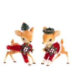 Kerstbambi of hert met boom of krans